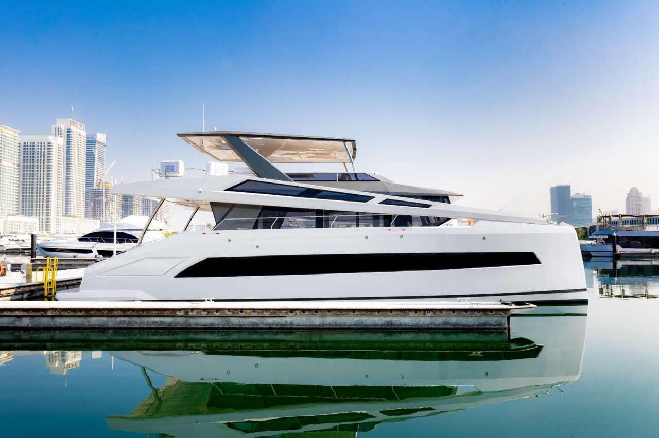 Dubái: alquiler privado de yate de lujo Infinity de 60 pies